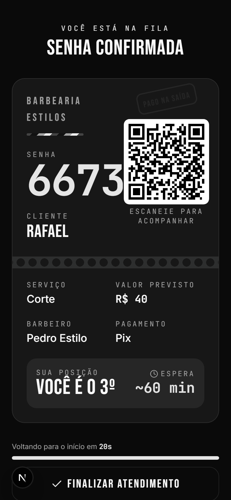 Tela de autoatendimento do cliente com a senha confirmada e QR Code