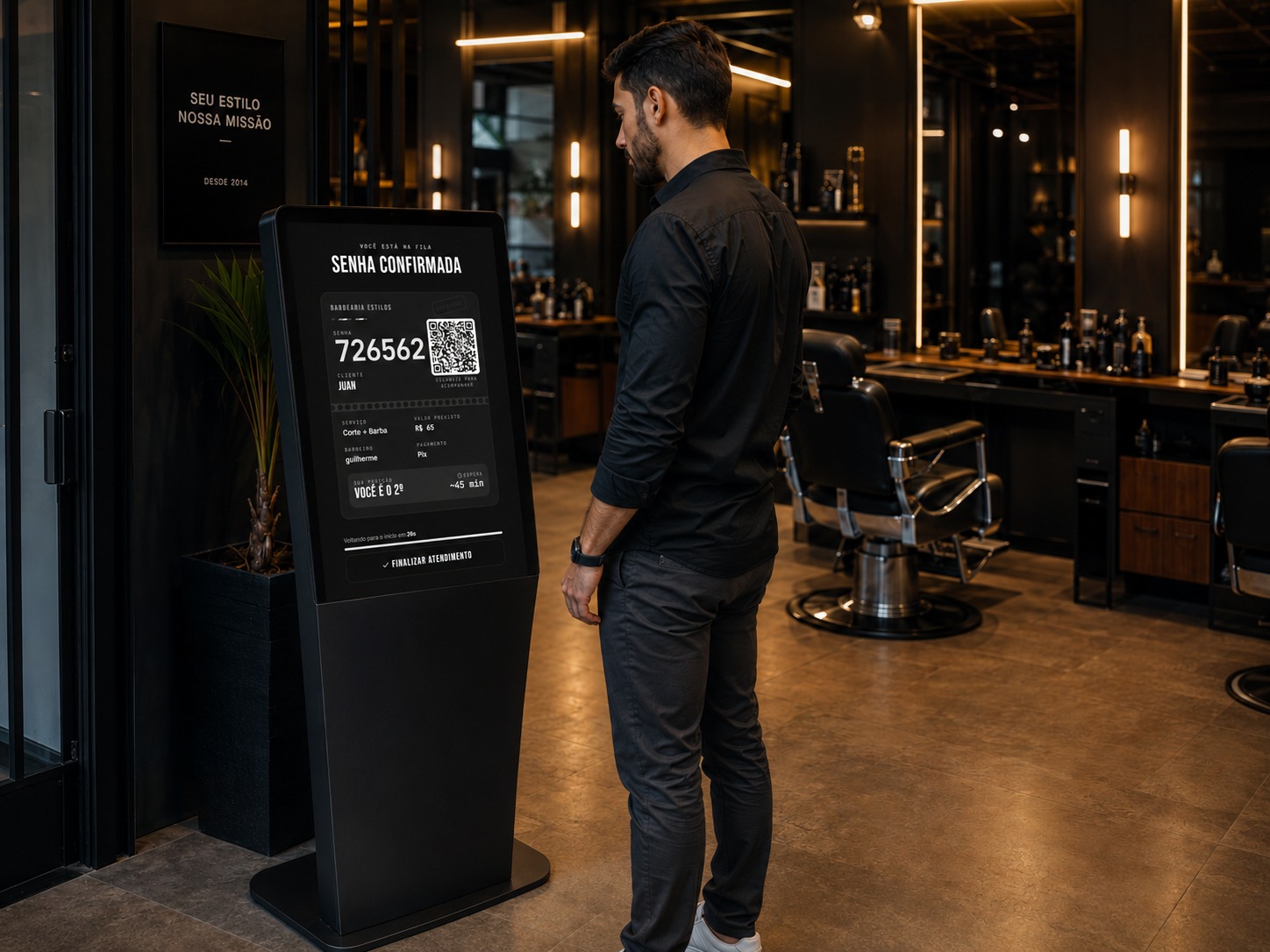 Totem de autoatendimento em uso na Barbearia Estilos