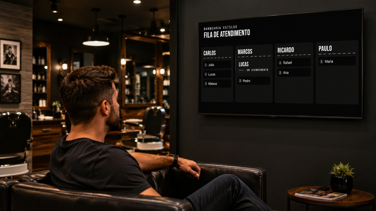 Cliente acompanhando a fila pelo painel de TV